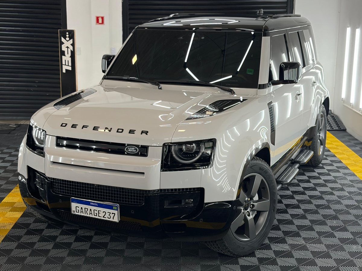 Land Rover Defender branca na área de aplicação da Garage 237